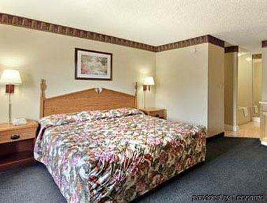 Super 8 Newnan Hotel Room photo
